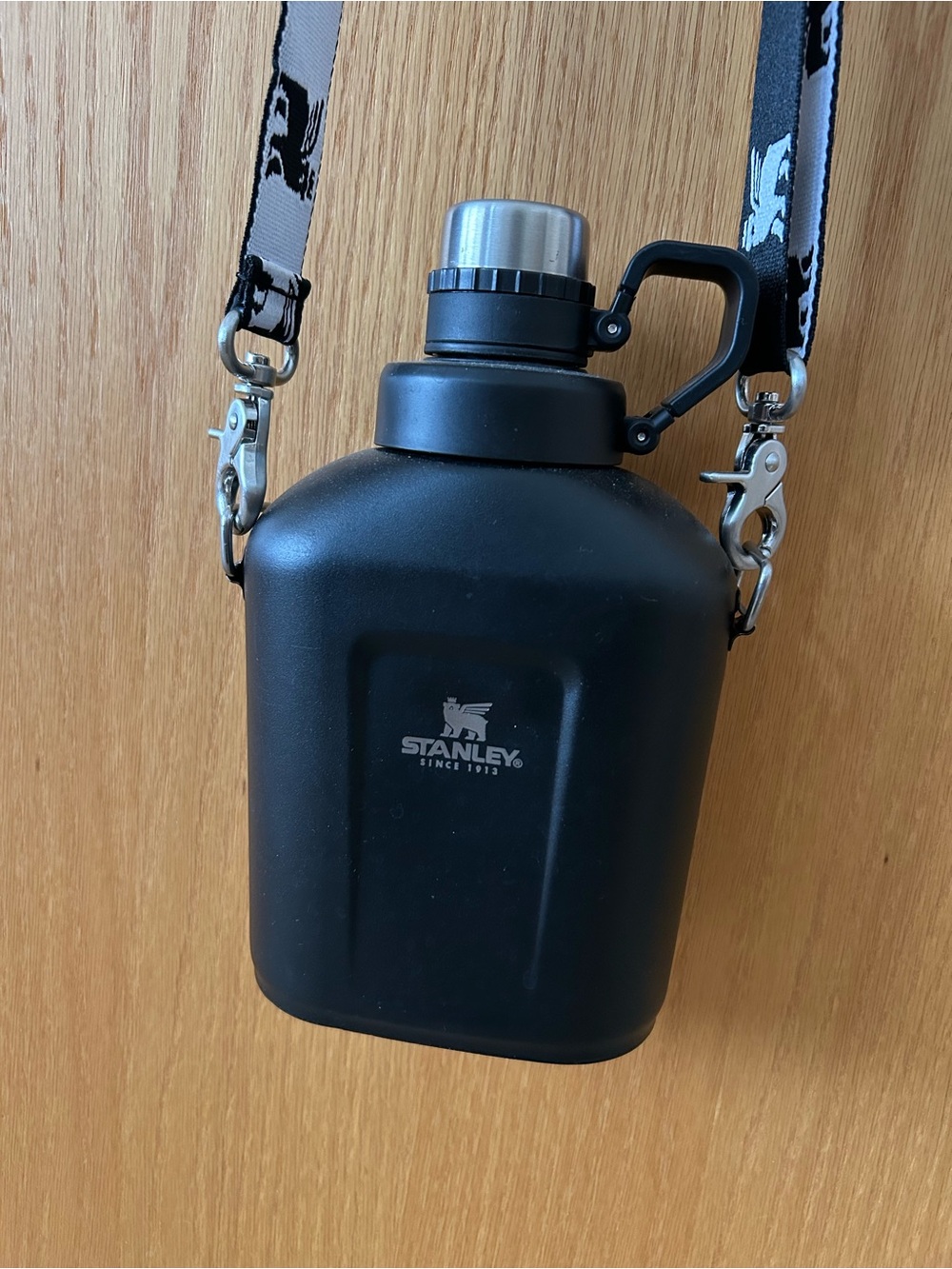 Stanley 1.1QT / 1.0L Legendary Classic Canteen. Great condition. Very stylish!